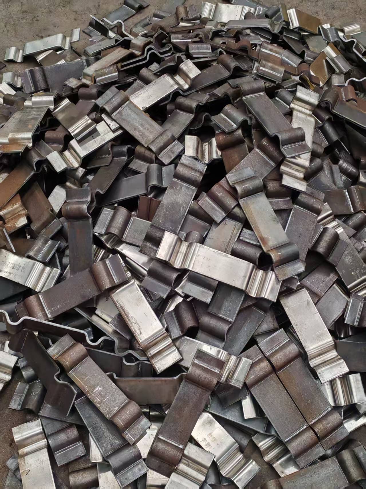 Batch production of metal rail fastening components
